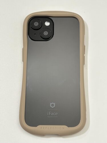 iPhone15ブラックにiFace Reflectionケースベージュ色を取り付けた写真