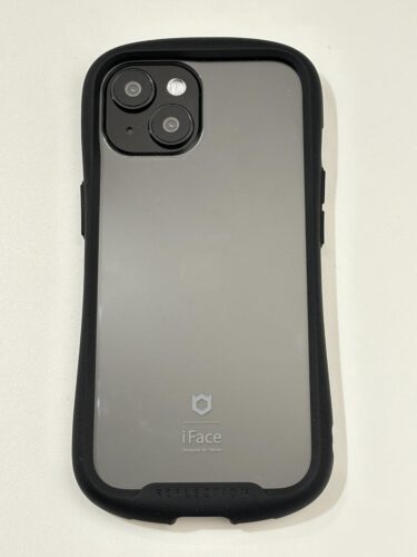 iPhone15ブラックにiFace Reflectionケースブラック色を取り付けた写真