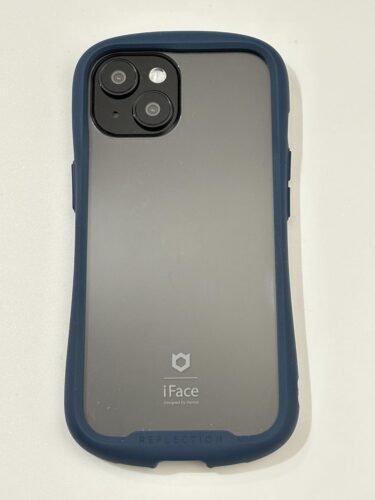 iPhone15ブラックにiFace Reflectionケースネイビー色を取り付けた写真