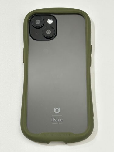 iPhone15ブラックにiFace Reflectionケースカーキ色を取り付けた写真