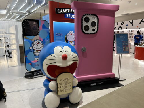 CASETiFY東京渋谷PARCO店に飾られているドラえもんコラボの写真